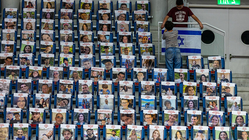 İsrailli rehinelerin yakınları Netanyahu'yu protesto etmek için spor salonunda bir araya geldi İsrailli rehinelerin yakınları Netanyahu'yu protesto etmek için spor salonunda bir araya geldi
