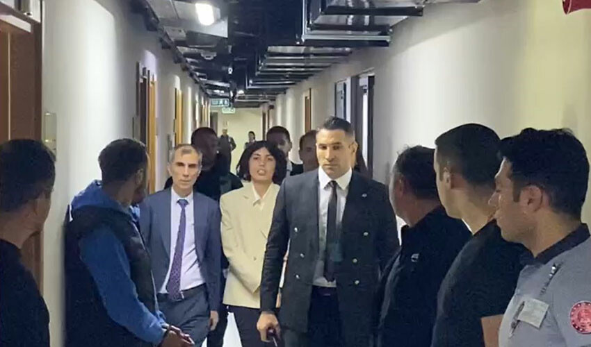 Emniyette ifadeleri alınan Nihal ve Bahar Candan kardeşler adliyeye sevk edildi Emniyette ifadeleri alınan Nihal ve Bahar Candan kardeşler adliyeye sevk edildi