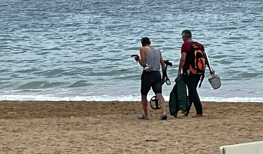 Turistler gidince define avcıları plaja indi: Karış karış gezip değerli eşya aradılar Turistler gidince define avcıları plaja indi: Karış karış gezip değerli eşya aradılar