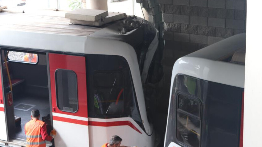 İzmir’de seyir halindeki metro raydan çıktı, duvara çarptı! Çok sayıda ekip sevk edildi İzmir’de seyir halindeki metro raydan çıktı, duvara çarptı! Çok sayıda ekip sevk edildi