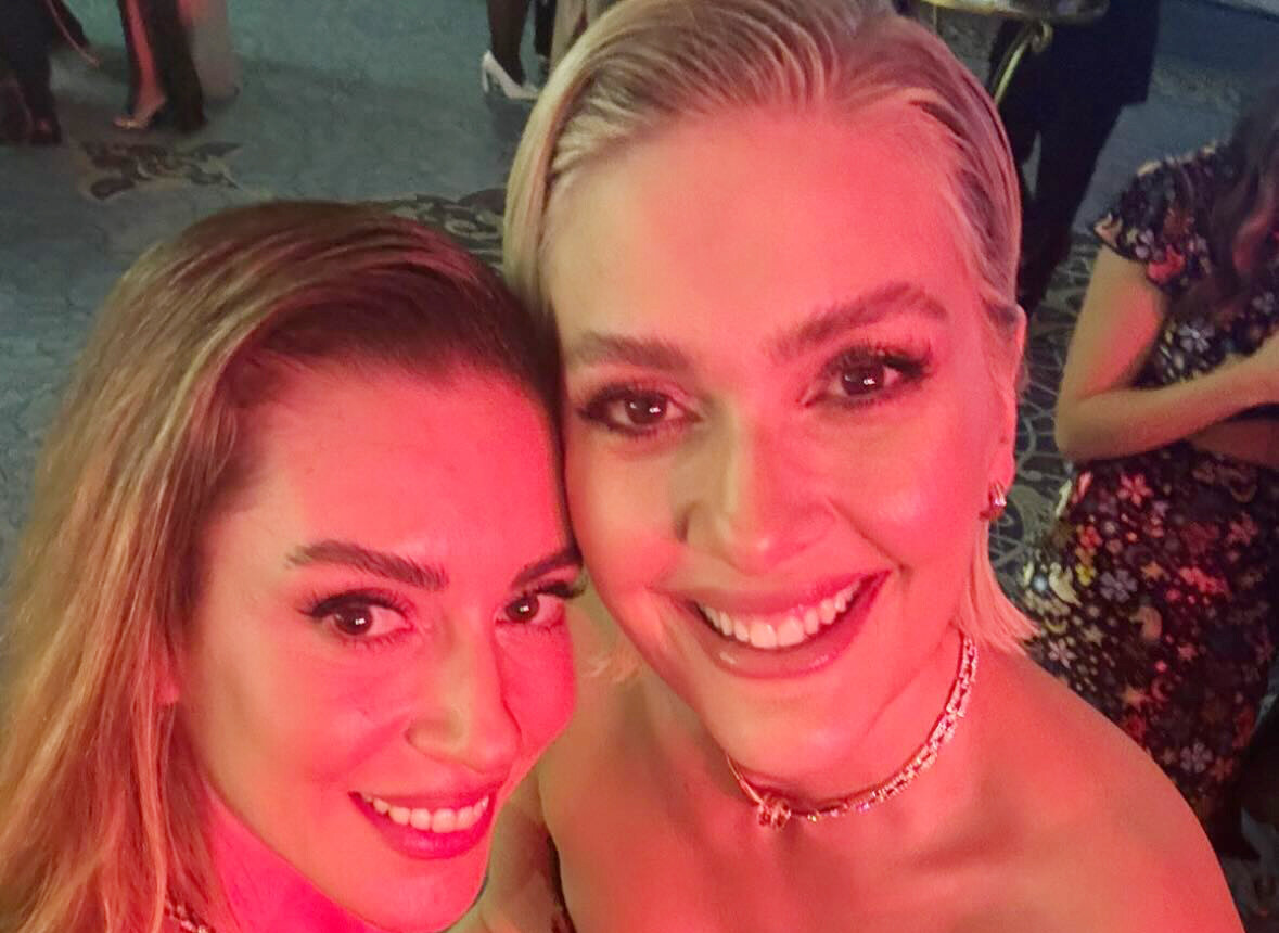 Bergüzar Korel ile Sinem Kobal yan yana poz verdi: İkiz gibiler