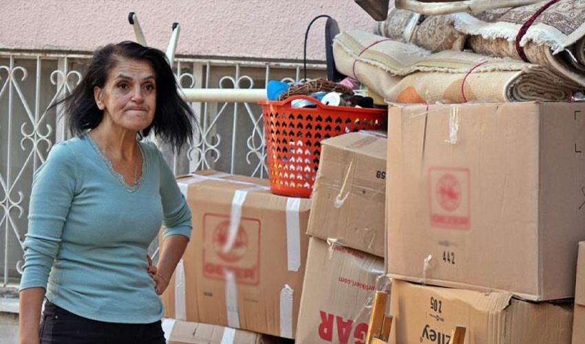 Eşyalarını dışarda gören kadın hayatının şokunu yaşadı: Ev sahibi evden attı