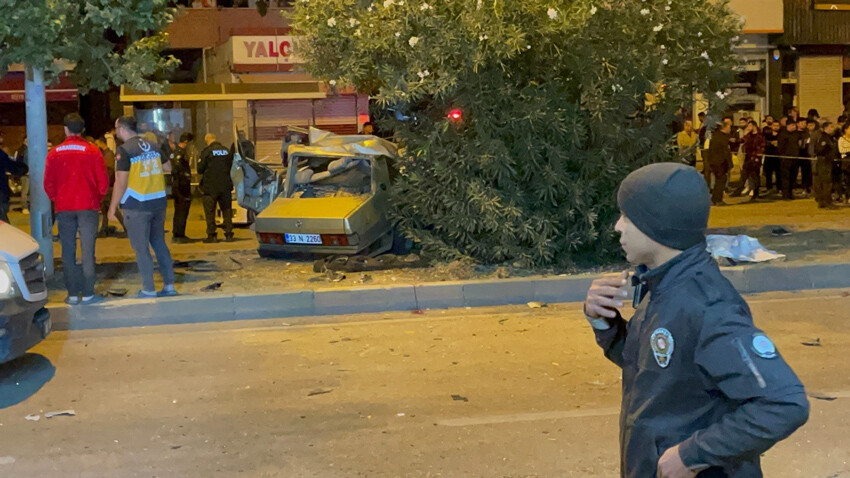 Ağaca çarpan otomobil paramparça oldu: 3 ölü Ağaca çarpan otomobil paramparça oldu: 3 ölü