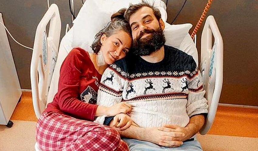 Annesi Ayşenur Parlak’ın mezarına giden Ela sözleriyle yürekleri dağladı Annesi Ayşenur Parlak’ın mezarına giden Ela sözleriyle yürekleri dağladı