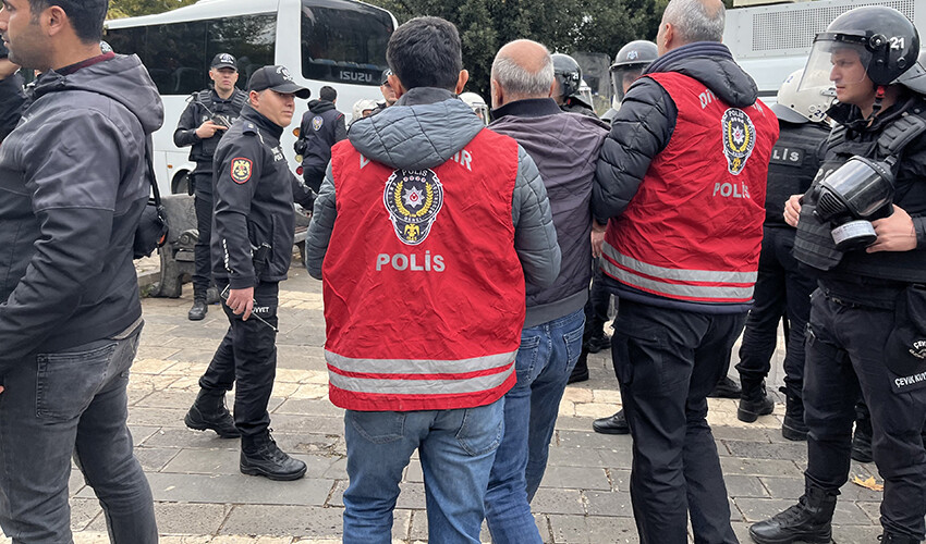 Diyarbakır’da HEDEP'in izinsiz gösterisine polis müdahalesi: 50 gözaltı Diyarbakır’da HEDEP'in izinsiz gösterisine polis müdahalesi: 50 gözaltı