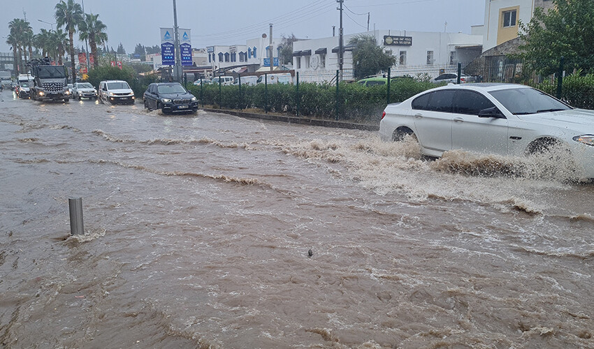 Türkiye fırtınaya teslim! Çatılar uçtu, tekneler battı, yollar göle döndü... Türkiye fırtınaya teslim! Çatılar uçtu, tekneler battı, yollar göle döndü...