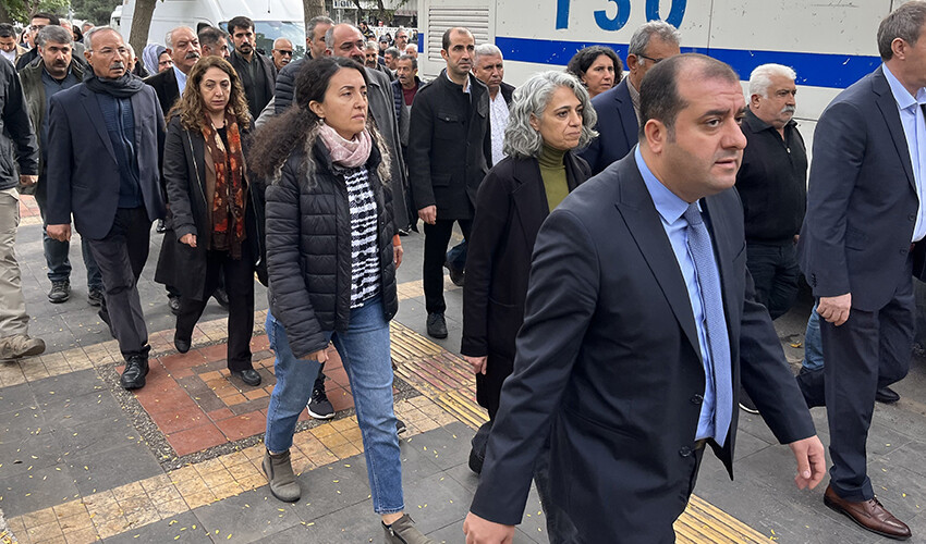Diyarbakır’da HEDEP'in izinsiz gösterisine polis müdahalesi: 50 gözaltı Diyarbakır’da HEDEP'in izinsiz gösterisine polis müdahalesi: 50 gözaltı