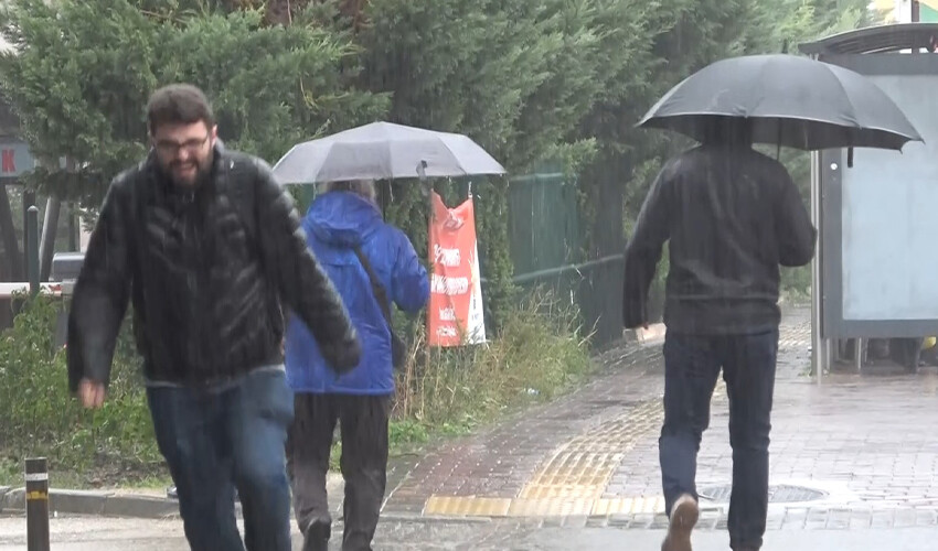 Türkiye fırtınaya teslim! Çatılar uçtu, tekneler battı, yollar göle döndü... Türkiye fırtınaya teslim! Çatılar uçtu, tekneler battı, yollar göle döndü...