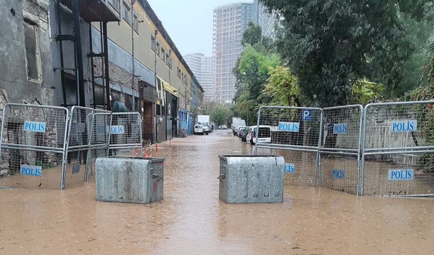 Türkiye fırtınaya teslim! Çatılar uçtu, tekneler battı, yollar göle döndü... Türkiye fırtınaya teslim! Çatılar uçtu, tekneler battı, yollar göle döndü...