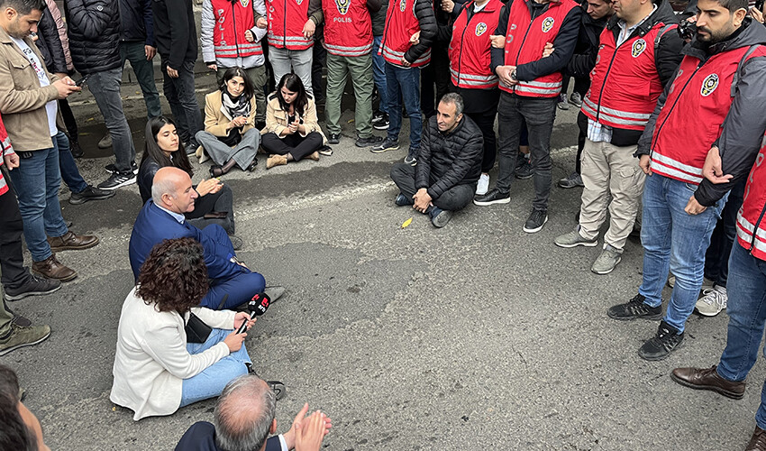 Diyarbakır’da HEDEP'in izinsiz gösterisine polis müdahalesi: 50 gözaltı Diyarbakır’da HEDEP'in izinsiz gösterisine polis müdahalesi: 50 gözaltı