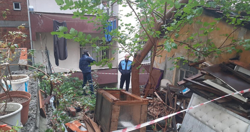 Meteoroloji uyardı, sağanak yolları göle çevirdi: İstanbul ve İzmir'de ev ve iş yerlerini su bastı