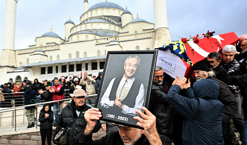 Ünlü sunucu Metin Uca son yolculuğuna uğurlandı, cenazede gergin anlar yaşandı Ünlü sunucu Metin Uca son yolculuğuna uğurlandı, cenazede gergin anlar yaşandı