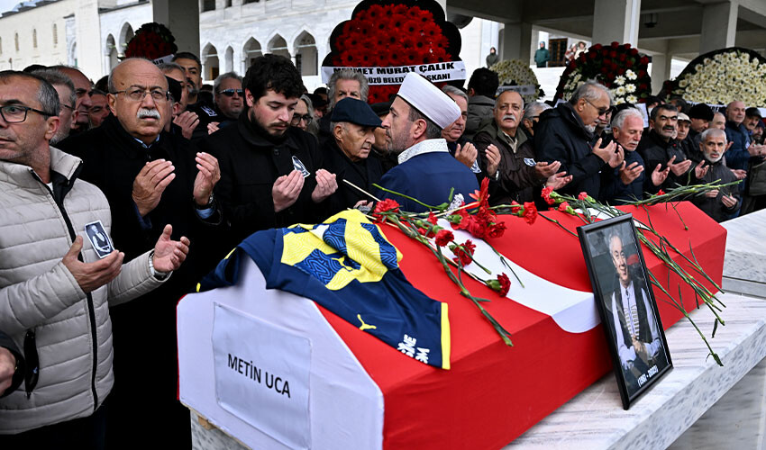 Ünlü sunucu Metin Uca son yolculuğuna uğurlandı, cenazede gergin anlar yaşandı Ünlü sunucu Metin Uca son yolculuğuna uğurlandı, cenazede gergin anlar yaşandı