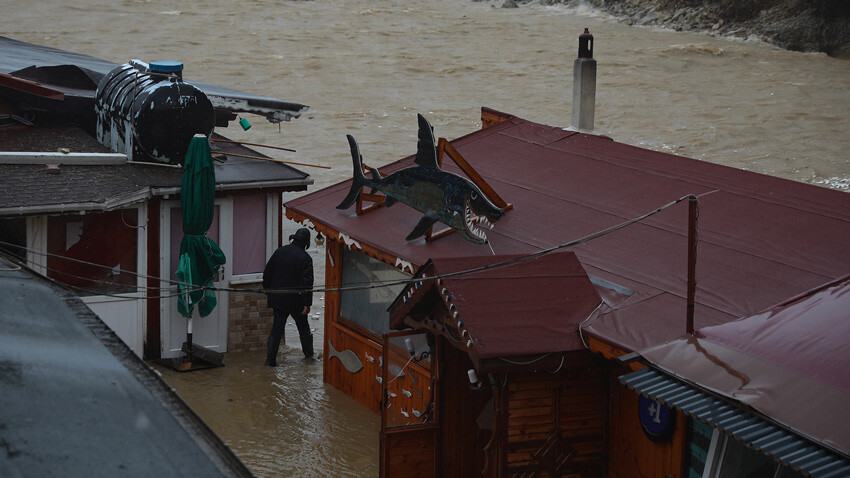 İstanbul'da kar, sağanak ve fırtına! Yollar beyaza büründü, Şile'de dere taştı