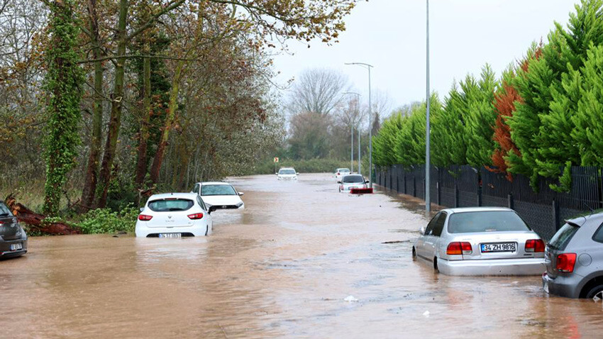 İstanbul'da kar, sağanak ve fırtına! Yollar beyaza büründü, Şile'de dere taştı