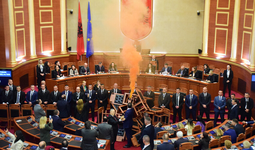 Arnavutluk'ta parlamento karıştı! Fişekler, sisler havada uçuştu Arnavutluk'ta parlamento karıştı! Fişekler, sisler havada uçuştu