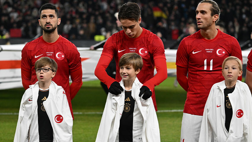 Bizim çocuklardan merhamet dersi! Milli futbolcular, Alman çocukları üşümesin diye eşofmanlarını verdi Almanya Türkiye