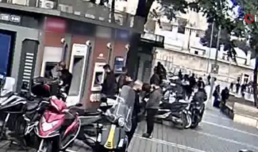 ATM önünde akıl almaz vurgun! 2 milyon lirayı saniyeler içinde hesabına geçirdi ATM önünde akıl almaz vurgun! 2 milyon lirayı saniyeler içinde hesabına geçirdi