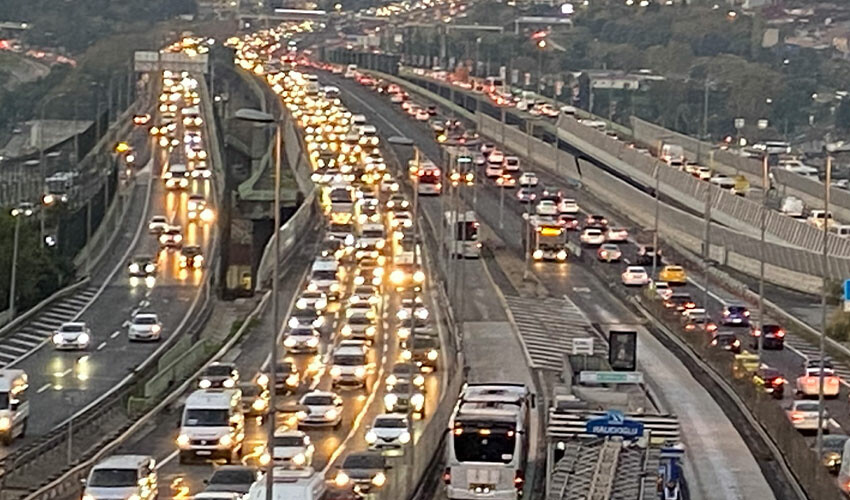 İstanbul'da sabah trafiği! Okullar açıldı, ulaşım durma noktasına geldi İstanbul'da sabah trafiği! Okullar açıldı, ulaşım durma noktasına geldi