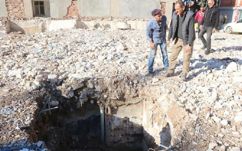 Hatay’da 10 metre derinliğinde obruk! Deprem enkazının altından çıktı Hatay’da 10 metre derinliğinde obruk! Deprem enkazının altından çıktı