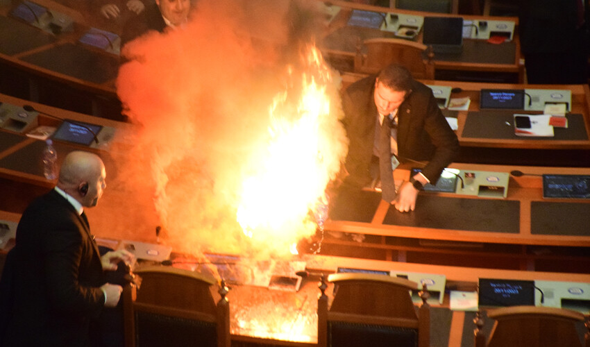 Arnavutluk'ta parlamento karıştı! Fişekler, sisler havada uçuştu Arnavutluk'ta parlamento karıştı! Fişekler, sisler havada uçuştu