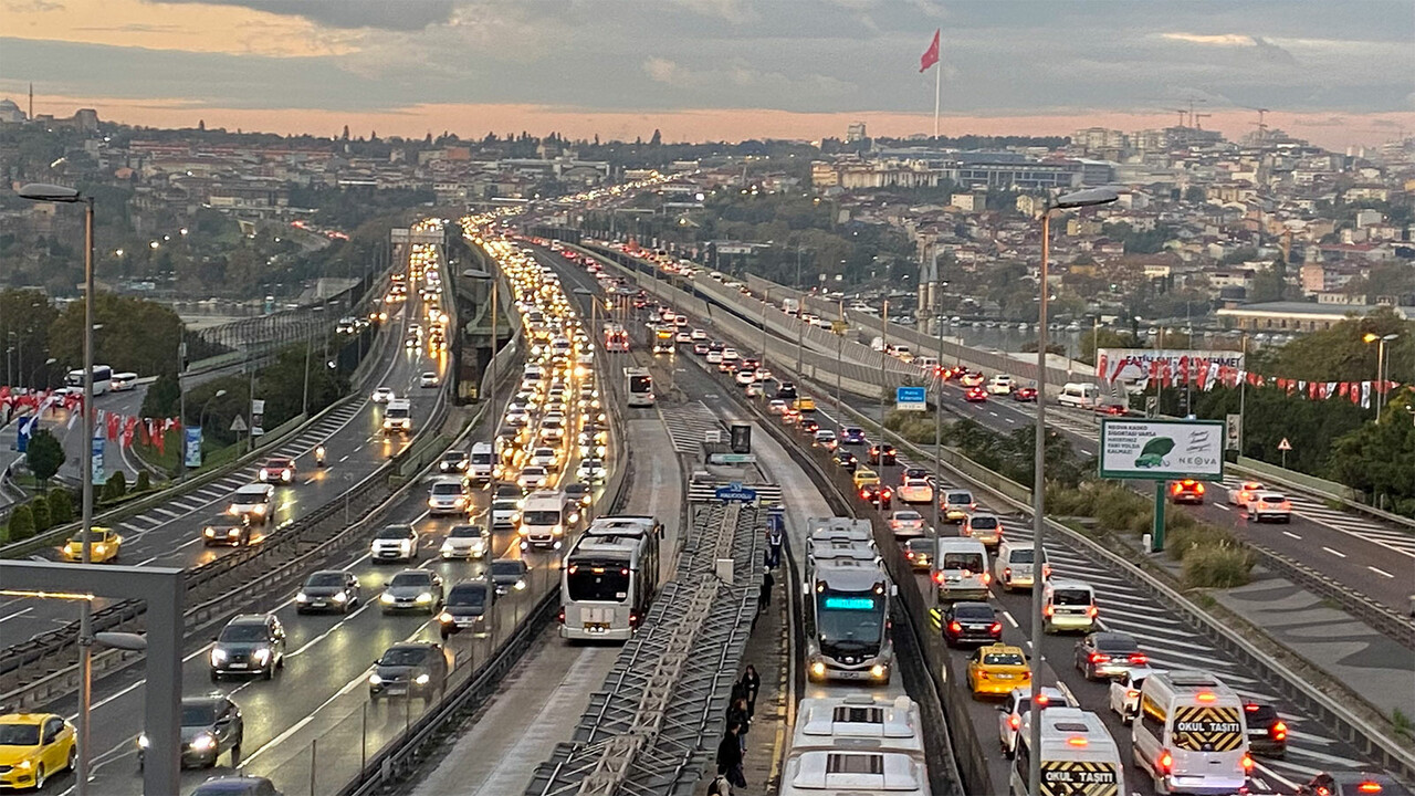 İstanbul&#039;da sabah trafiği! Okullar açıldı, ulaşım durma noktasına geldi