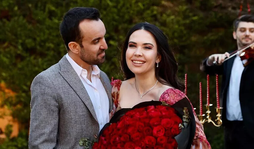 Gözler Özlem-Tayyar Öz çiftinde… Son paylaşımlarıyla sosyal medyanın diline düştüler Gözler Özlem-Tayyar Öz çiftinde… Son paylaşımlarıyla sosyal medyanın diline düştüler