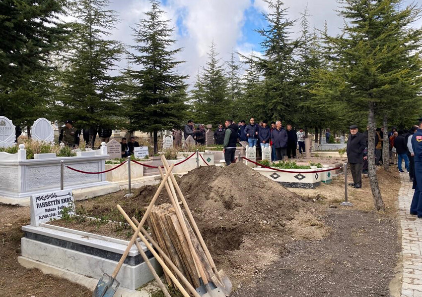 Şehit üsteğmene gözü yaşlı veda: Evinin karşısına defnedildi