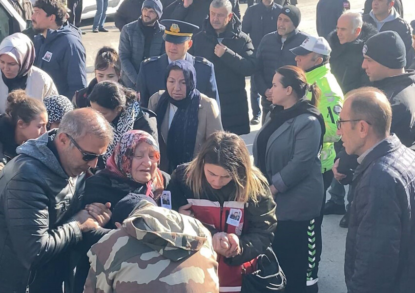 Şehit üsteğmene gözü yaşlı veda: Evinin karşısına defnedildi