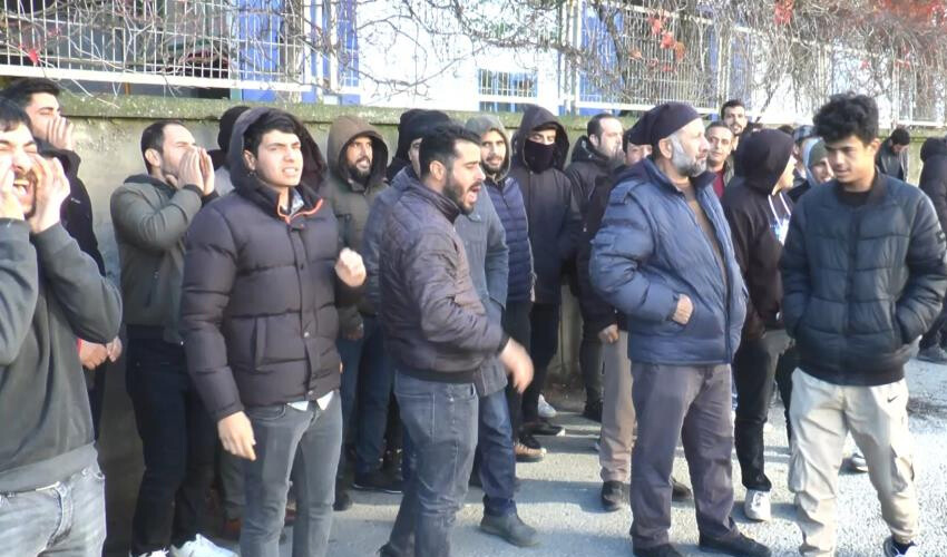 Maaşlarını alamayan işçiler fabrikayı bastı! Maaşlarını alamayan işçiler fabrikayı bastı!