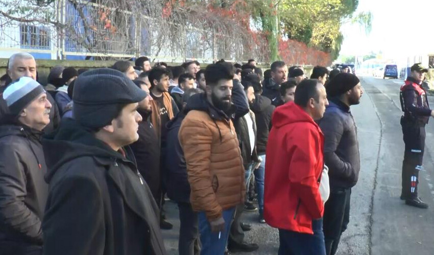 Maaşlarını alamayan işçiler fabrikayı bastı! Maaşlarını alamayan işçiler fabrikayı bastı!