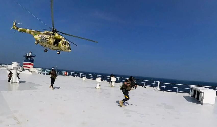 Husilerin İsrail gemisini ele geçirdiği anlar! Görüntüler aksiyon filmlerini aratmadı Husilerin İsrail gemisini ele geçirdiği anlar! Görüntüler aksiyon filmlerini aratmadı