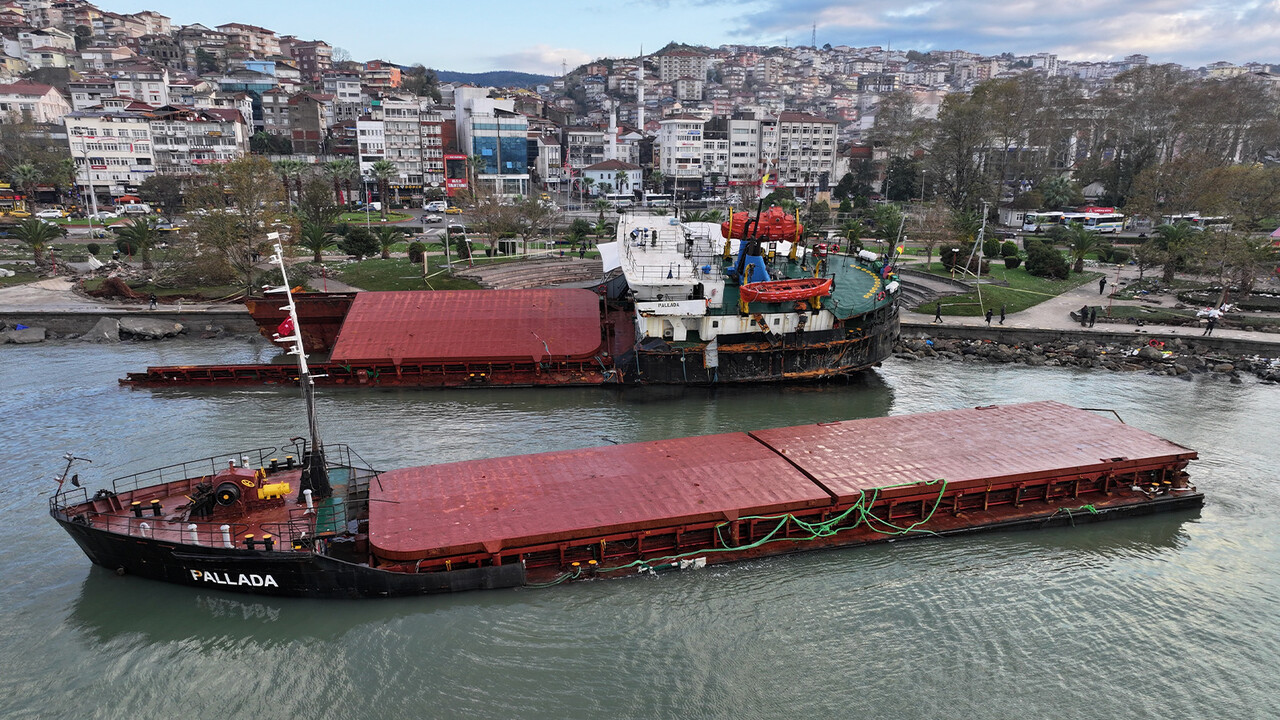 Zonguldak&#039;ta fırtınada ikiye bölünen gemi havadan görüntülendi