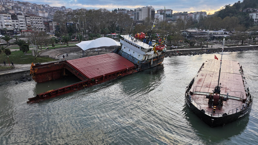 Zonguldak'ta fırtınada ikiye bölünen gemi havadan görüntülendi Zonguldak'ta fırtınada ikiye bölünen gemi havadan görüntülendi