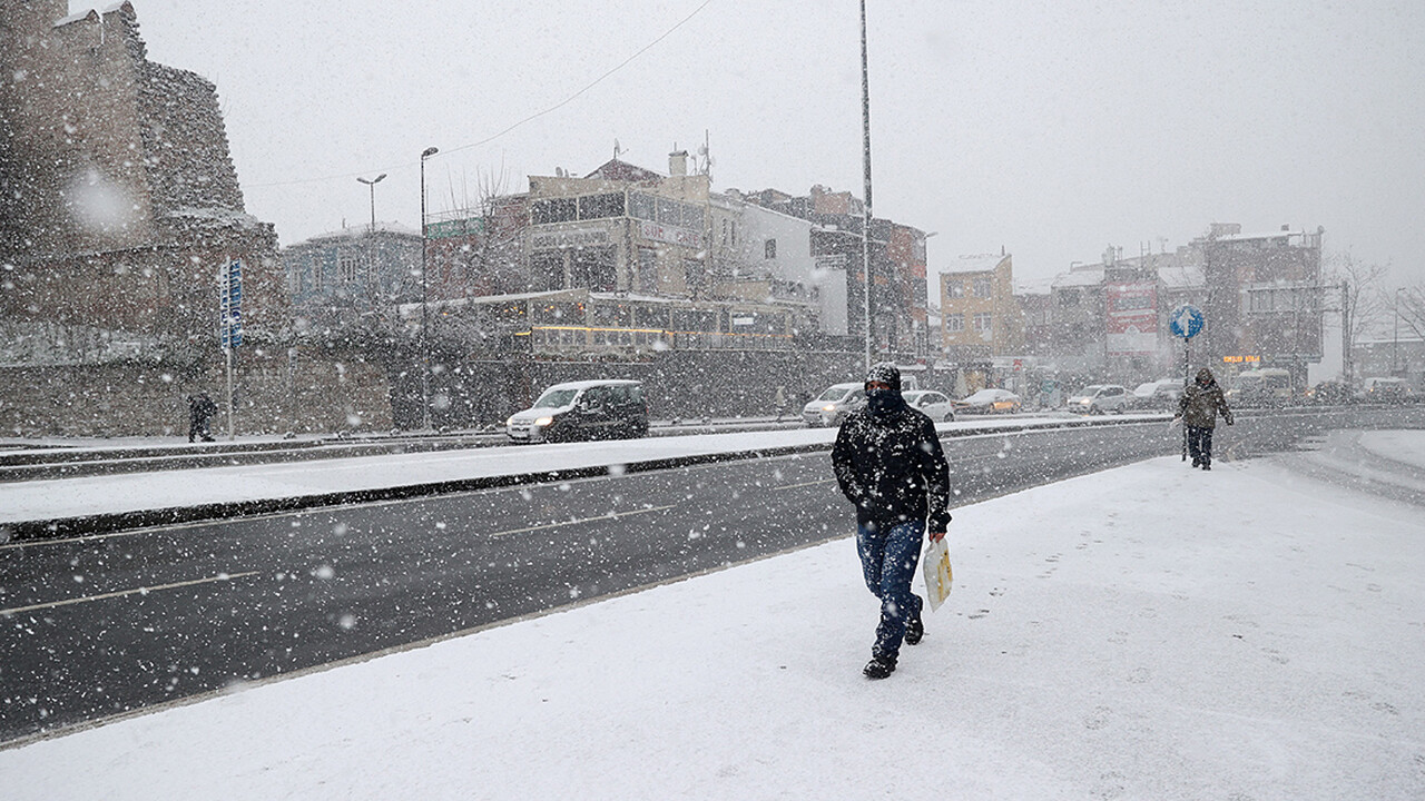 İstanbul'a kar geliyor! Meteoroloji tarih verdi: Valilik harekete geçti İstanbul'a kar geliyor! Meteoroloji tarih verdi: Valilik harekete geçti
