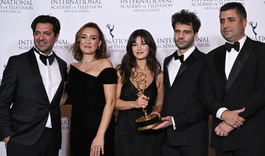 Kaan Urgancıoğlu’nun Emmy Ödülleri’ndeki imajına yorum yağdı: Yataktan kalkıp gelmiş gibi Kaan Urgancıoğlu’nun Emmy Ödülleri’ndeki imajına yorum yağdı: Yataktan kalkıp gelmiş gibi