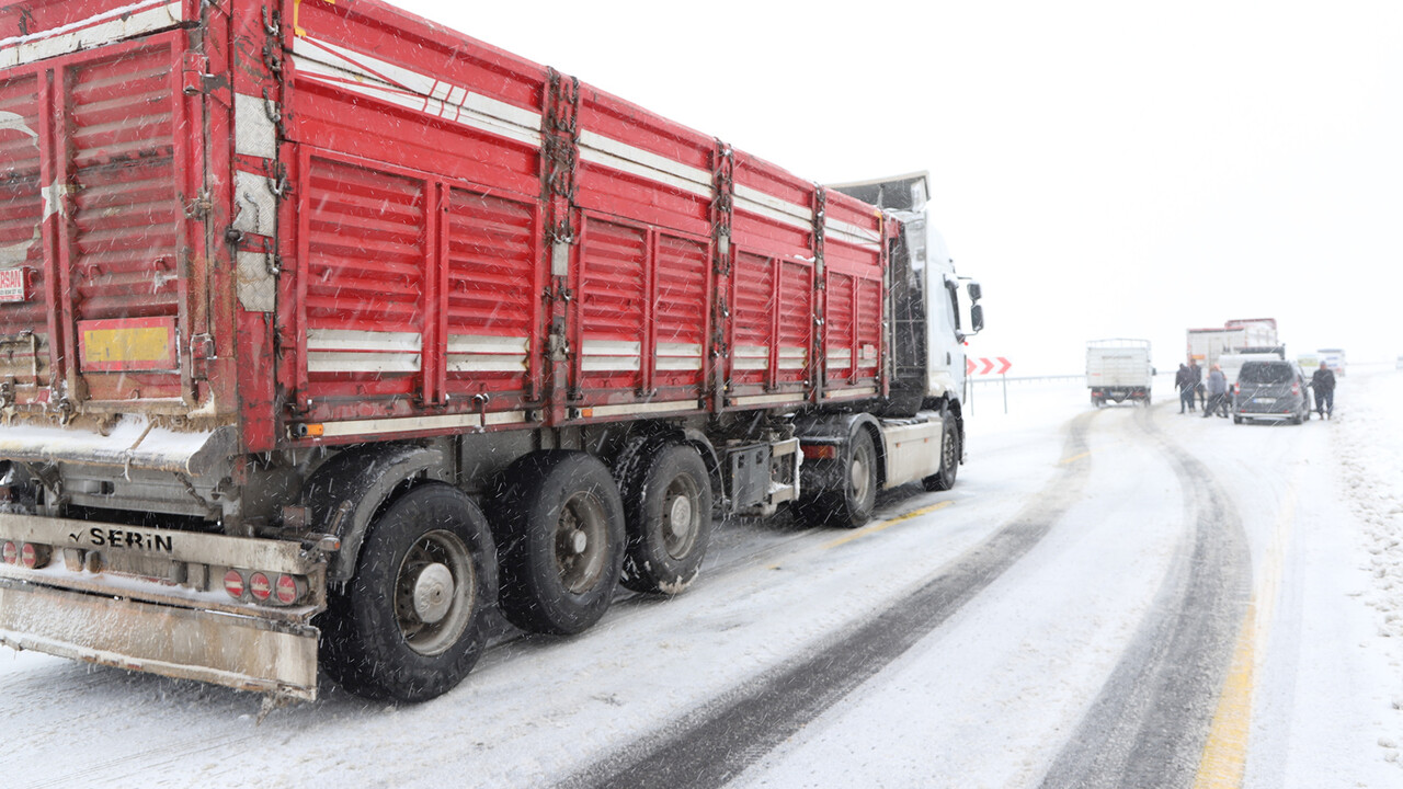 6 şehirde kar esareti! Yoğun tipi yolları kapattı, İstanbul’a yaklaşıyor