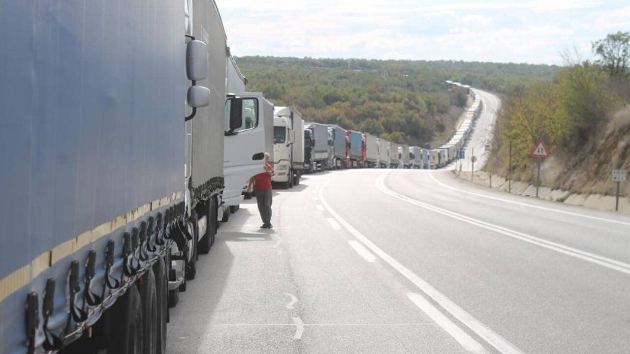 TIR sürücülerinin sınır çilesi: Saatlerce soğukta ve karanlıkta bekliyorlar