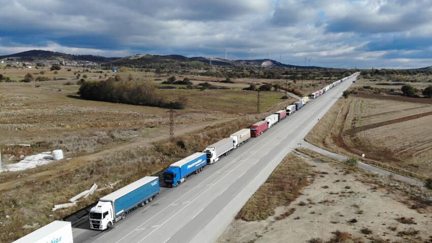 TIR sürücülerinin sınır çilesi: Saatlerce soğukta ve karanlıkta bekliyorlar TIR sürücülerinin sınır çilesi: Saatlerce soğukta ve karanlıkta bekliyorlar