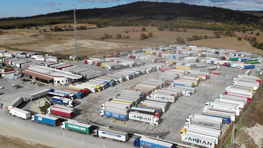 TIR sürücülerinin sınır çilesi: Saatlerce soğukta ve karanlıkta bekliyorlar TIR sürücülerinin sınır çilesi: Saatlerce soğukta ve karanlıkta bekliyorlar