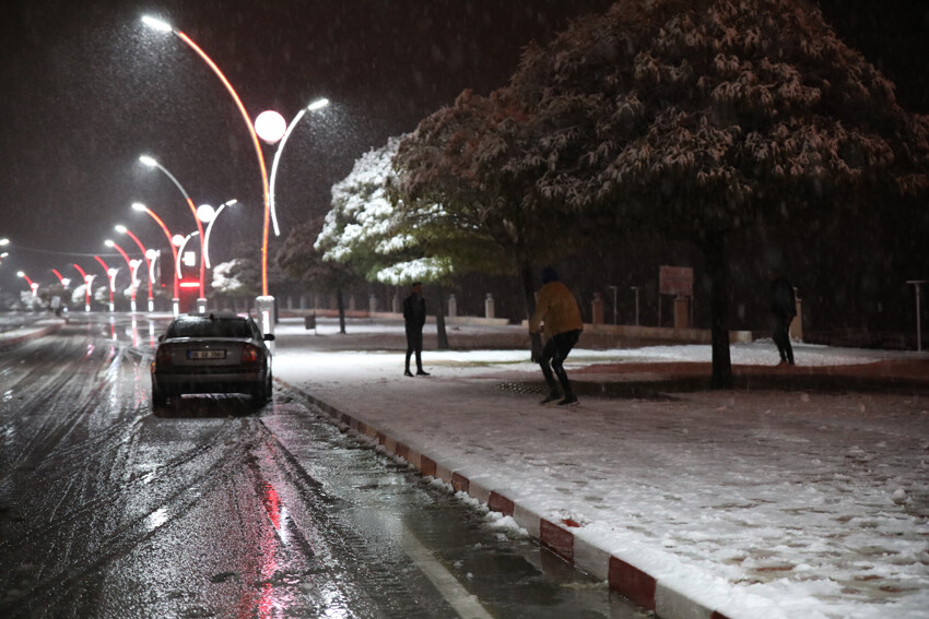 6 şehirde kar esareti! Yoğun tipi yolları kapattı, İstanbul’a yaklaşıyor 6 şehirde kar esareti! Yoğun tipi yolları kapattı, İstanbul’a yaklaşıyor