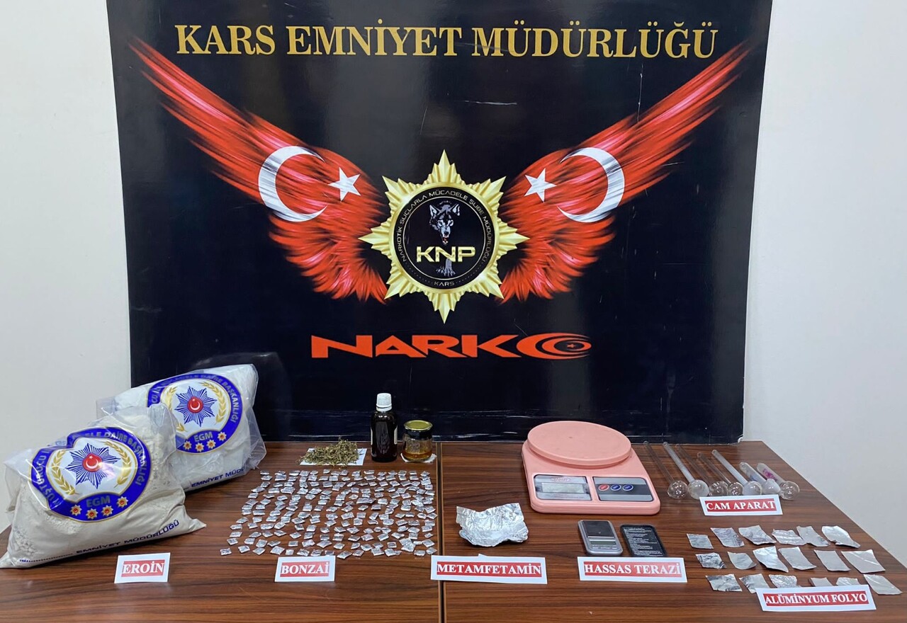 Kargoyla gönderilen uyuşturucuyu narkotik köpeği 'Daxo' buldu Kargoyla gönderilen uyuşturucuyu narkotik köpeği 'Daxo' buldu