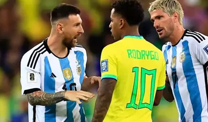 Brezilya-Arjantin maçında kan gövdeyi götürdü: Messi çılgına döndü, Martinez polise müdahale etti! Brezilya-Arjantin maçında kan gövdeyi götürdü: Messi çılgına döndü, Martinez polise müdahale etti!