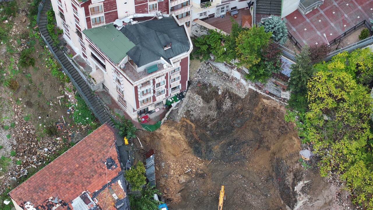 Eyüpsultan'da toprak kayması: 2 bina boşaltıldı Eyüpsultan'da toprak kayması: 2 bina boşaltıldı