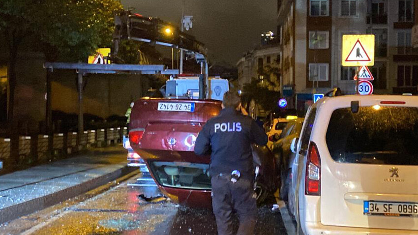 İstanbul'da sürücü dehşeti! Beyoğlu'nda kaza yapıp kaçtı, Şişli'de refüje çıkarak takla attı