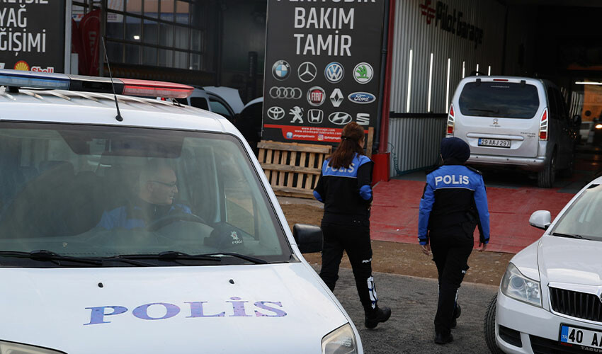 Az kalsın 500 bin lirasından oluyordu, esnaf sayesinde dolandırılmaktan kurtuldu Az kalsın 500 bin lirasından oluyordu, esnaf sayesinde dolandırılmaktan kurtuldu