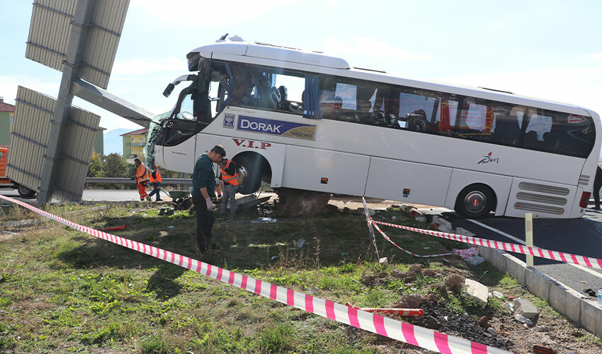 Denizli'de korkunç kaza! 30 yaralı Denizli'de korkunç kaza! 30 yaralı