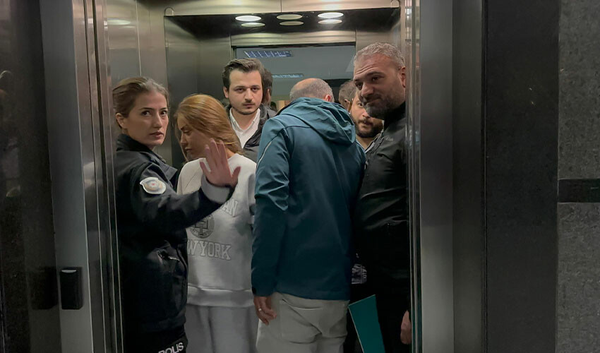 Banu Parlak adli kontrol şartıyla serbest bırakıldı, adliyeden koşarak uzaklaştı Banu Parlak adli kontrol şartıyla serbest bırakıldı, adliyeden koşarak uzaklaştı