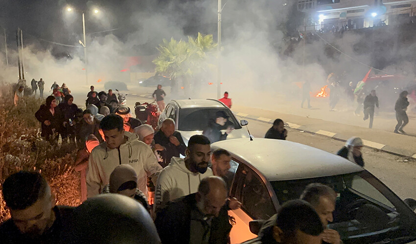 İsrail'in 'insani ara'sı kısa sürdü! Bıraktıkları rehinelerin evlerini bastılar