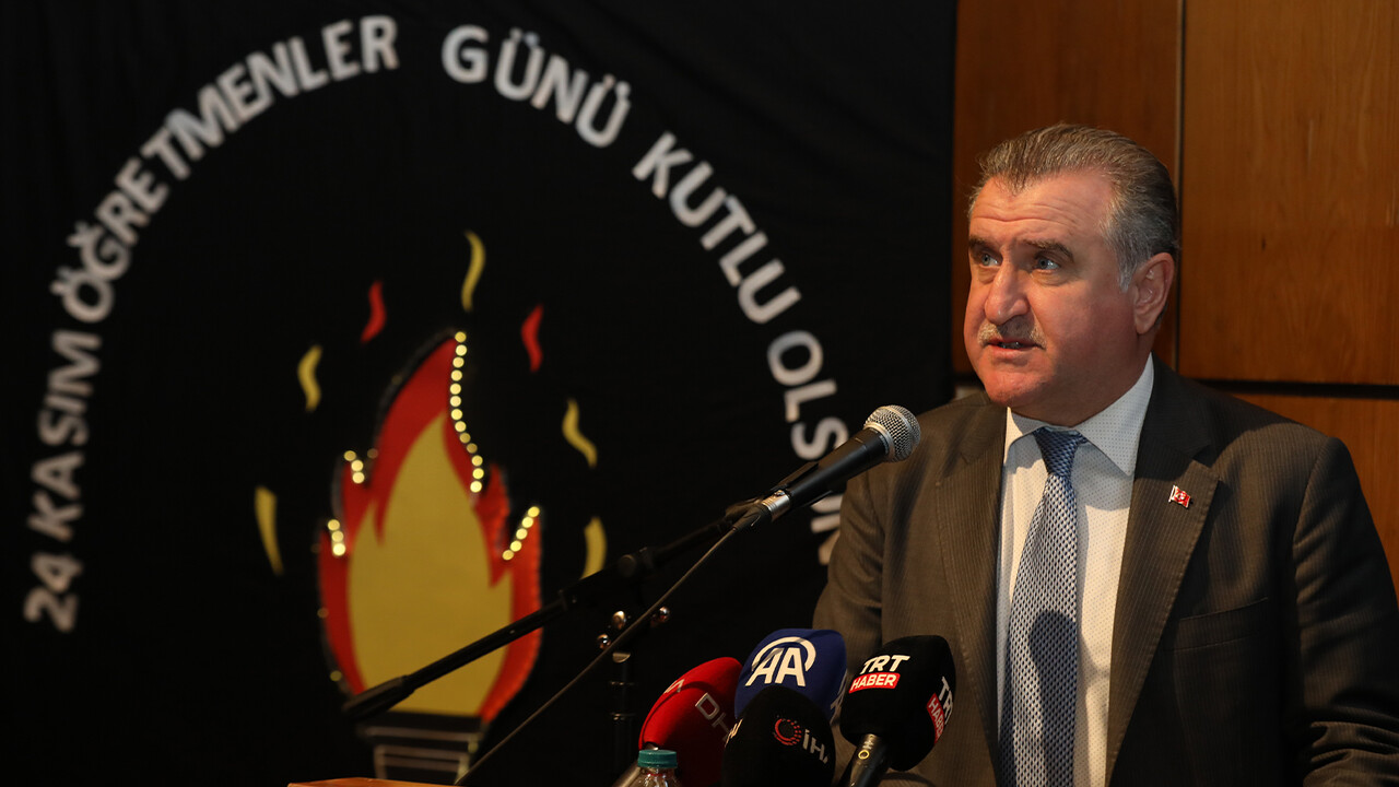 Bakan Bak şehit öğretmenleri andı, terörle mücadelede net mesajı verdi: Türkiye tüm oyunları bozacak kudrettedir Bakan Bak şehit öğretmenleri andı, terörle mücadelede net mesajı verdi: Türkiye tüm oyunları bozacak kudrettedir